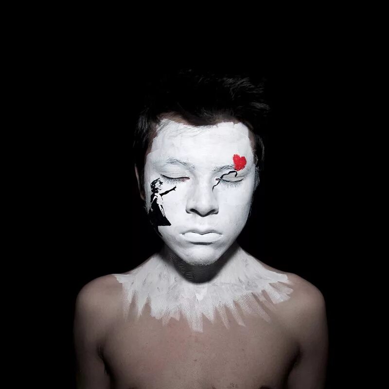 Чистая женщина. Лицо без ретуши. Любезная улыбка. Девушка рассматривает себя. Бьюти портрет.