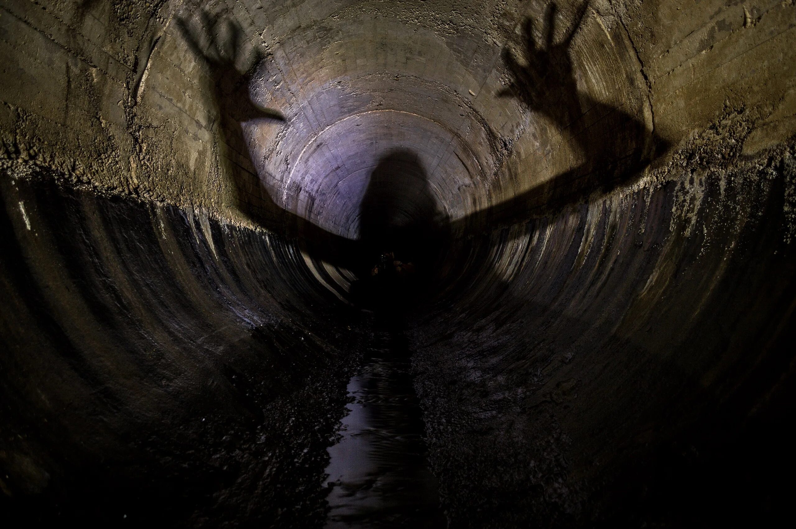 Продолжить ужасный. Жуткая пещера. Страшное подземелье. Страшный туннель.