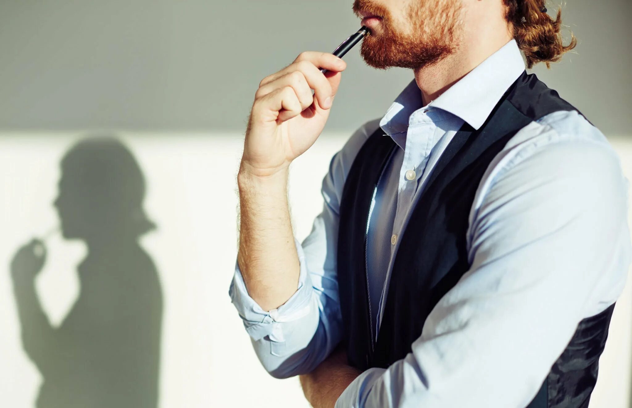 Задумчивый студент. Человек задумался. Мужчина в раздумьях. Человек задумался. Человек стол.