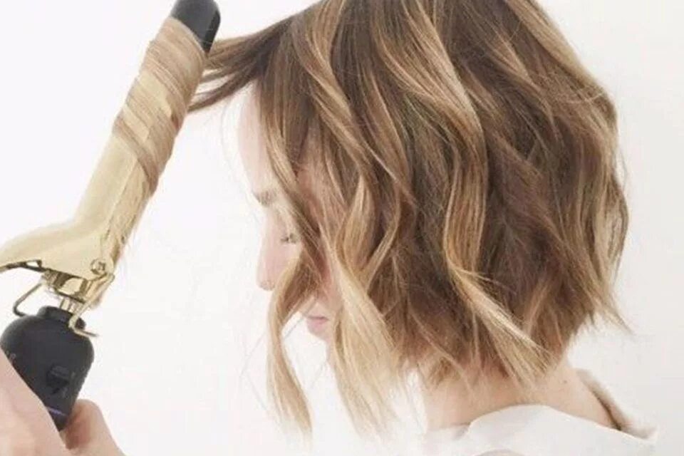 Локоны beach waves. Локоны на короткие волосы утюжком. Укладка утюжком волнами. Кудри утюжком. Кудри утюжком.