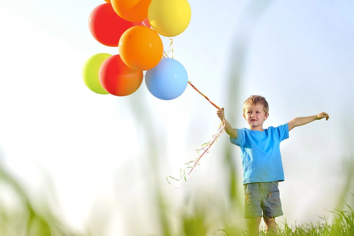 Шарики воздушные для мальчика. Дети с воздушными шарами. Воздушный шар это мальчик!. Мальчик с воздушными шарами.