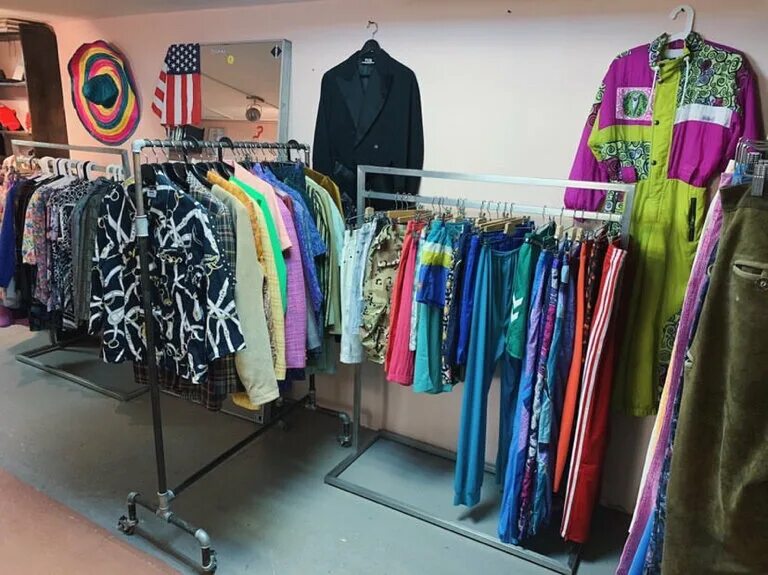 Вещи секонд хенд. Вещи секонд хенд. Секонд хенд одежда. Дешевая одежда. Интерьер секонд хенд.