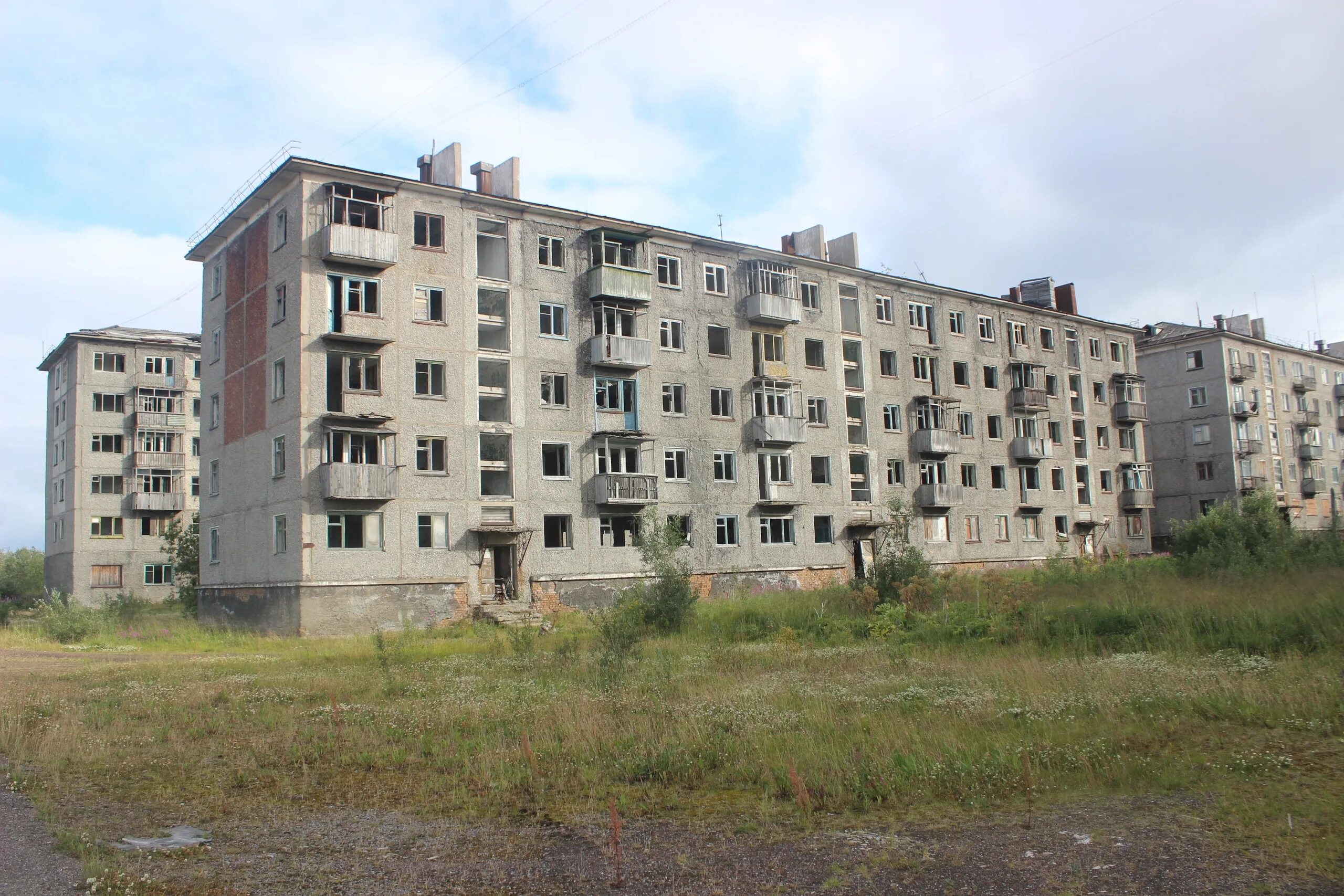 Поселок советский время. Воркутинский поселок заброшенный. Заброшенный поселок Советский. Заброшенные поселки Воркуты. Советский посёлок городского типа.