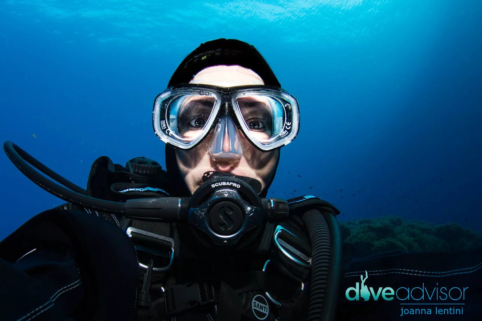 Подводная маска с видеокамерой и трубкой. Full face diving mask. Подводная маска scuba. Маска аквалангиста вид изнутри. Маска подводная с трубкой овальная.