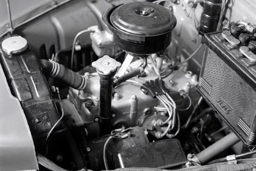 Газ 12 зим моторный. Двигатель газ м1. Моторный отсек газ 20 победа. Газ м23 волга. Подкапотное пространство газ 21.