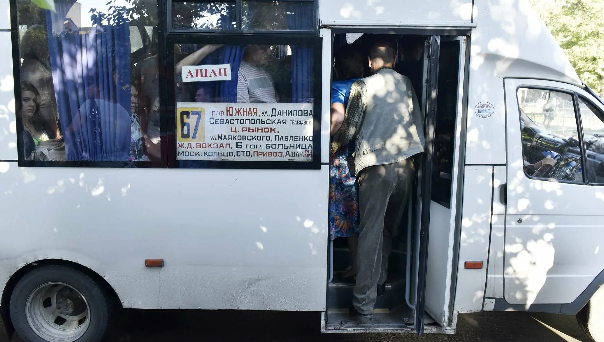 Автобусы города симферополя. Маршрутки симферополя. переполненные автобусы в крыму. рута в симферополе. убитый микроавтобус в садоводе фото.