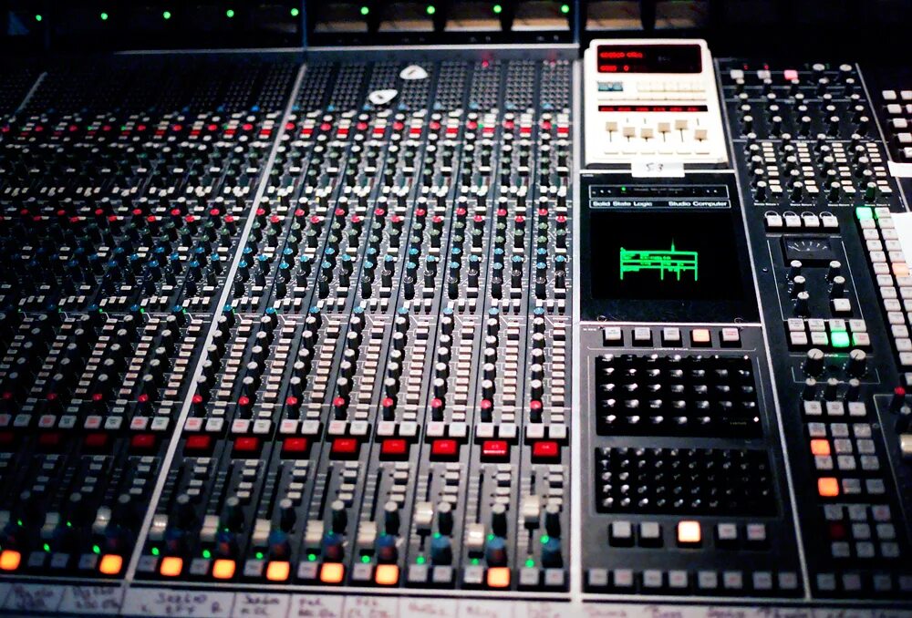 Mixing studio. Ssl mixer console 4000. ssl console 9000. ssl studio mixer console. ssl mixing console.