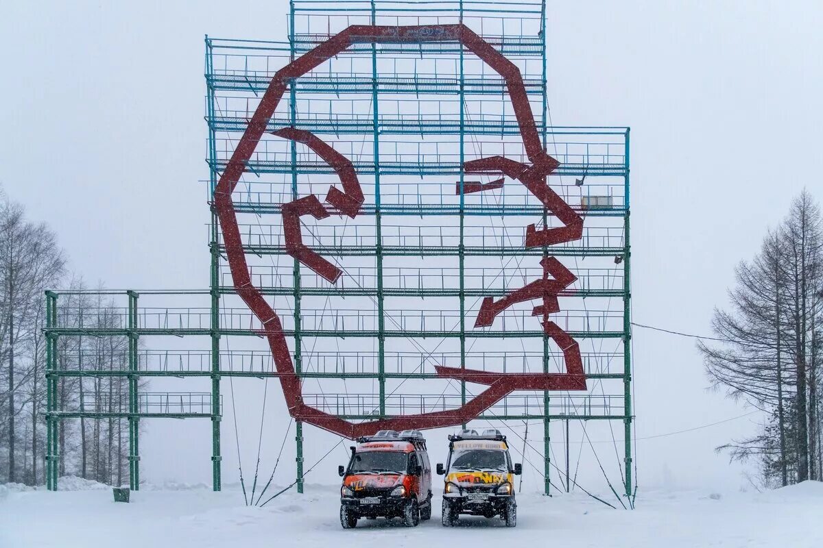 памятник голова ленина ухта. памятник голова ленина ухта. ленин ухта. ленин ухта ветлосян подсветка. ленин ухта.