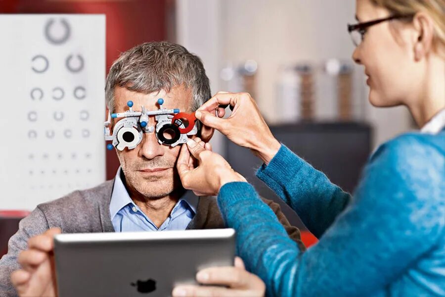 Человек проверяющий зрение. Очки офтальмолога. Оптика в очках. Оптика зрение. Выбор очков.