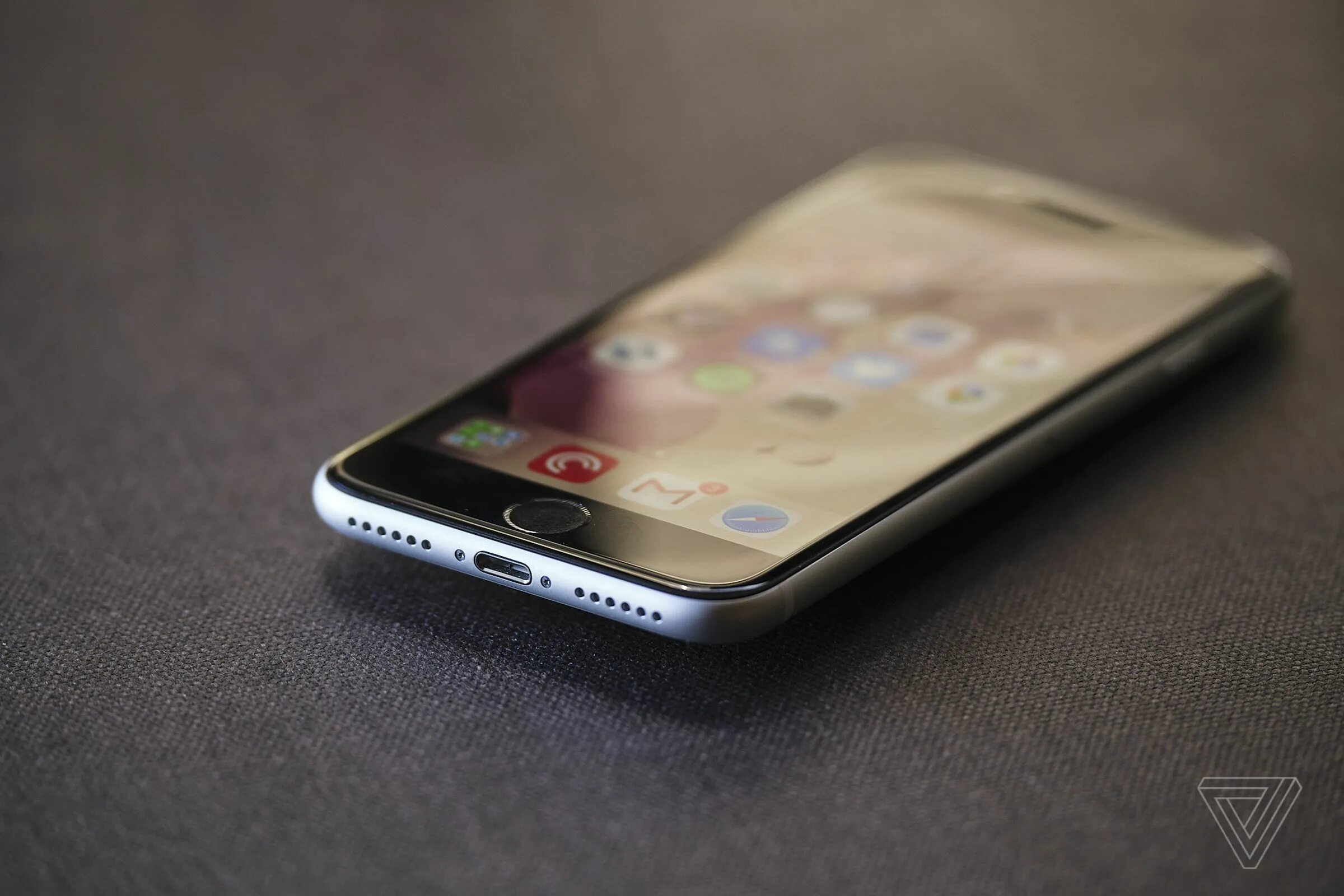 Iphone se 2 го. Айфон се 2025. iphone se 2-го поколения. iphone se 2025 белый. iphone se 1-го поколения.