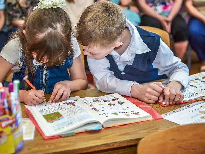 Обучение первый класс. Первоклашки на уроке. Первоклассники на уроке. Занятия для детей первоклассника. Школа будущего первоклассника занятия.