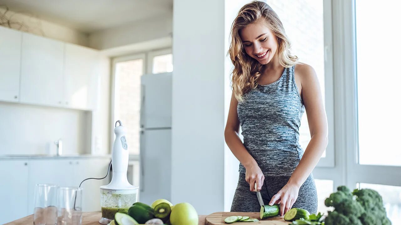 Leave the kitchen. Здоровое питание девушка. Девушка со здоровой едой. Еда на женщине. Девушка здоровье.