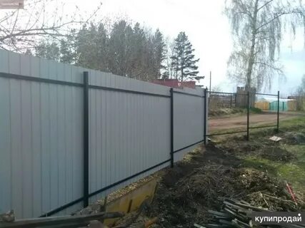 Как выровнять забор из профнастила