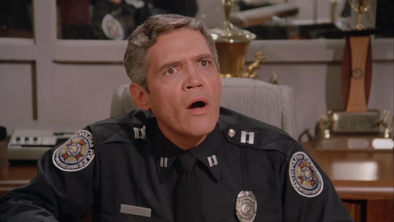 сша удивлены. статуя свободы в нью-йорке с флагом америки. уолл стрит 2008. недовольные зрители. сша удивлены.