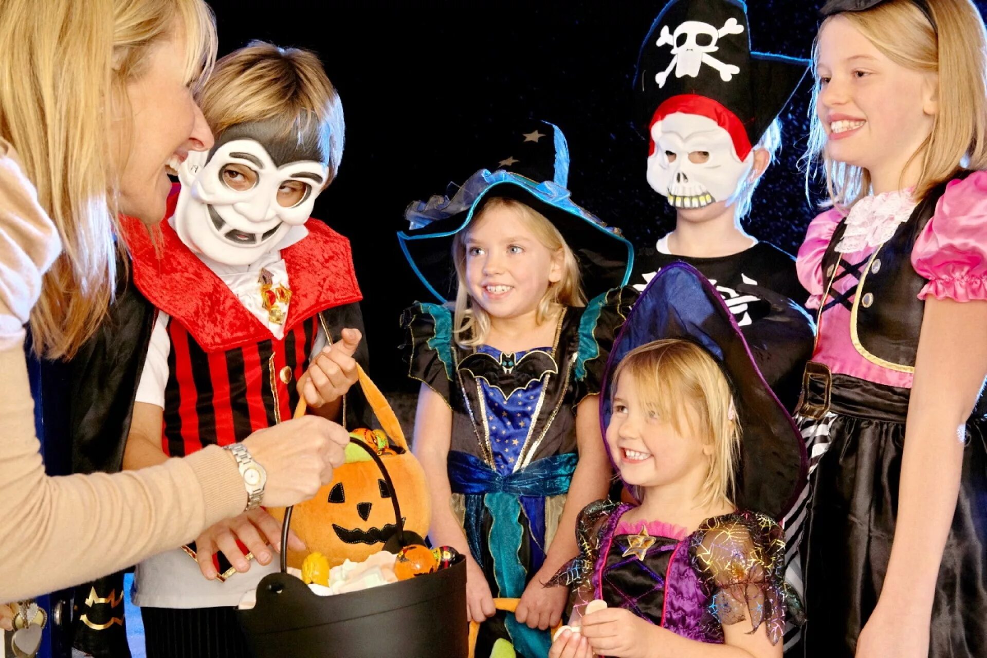 Helloween event. Хэллоуин trick or treat. helloween trick or treating. праздник halloween trick or treat. хэллоуин для детей.