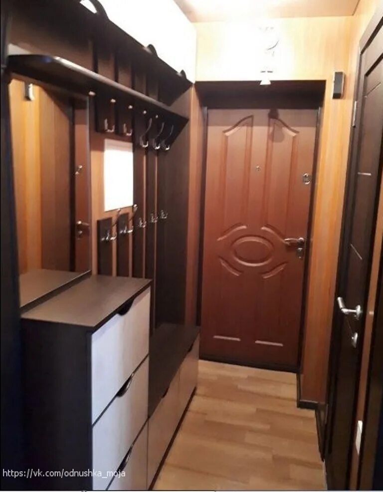 Мебель в прихожую в хрущевку. Прихожие в коридор хрущевки. мебель в узкую прихожую в хрущевке. прихожая для узкого коридора. прихожая в узкий коридор хрущевка.