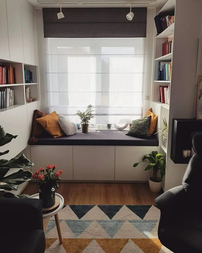 Подоконник в маленькой квартире. Подоконник диван. Сиденье у окна. Подоконник в маленькой квартире. Подоконник в маленькой квартире.