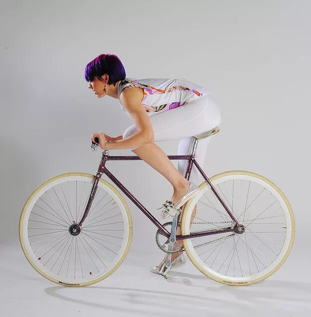 девушка на велосипеде. девушка на фиксе. фиксед гир девушка. девушки на фикс байках. фотосессия с велосипедом.