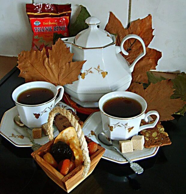 Заваривая чай мне хотелось угостить друзей вкусным. Осеннее чаепитие. Чаепитие на двоих. Две чашки кофе. Чашечки кофе для двоих.