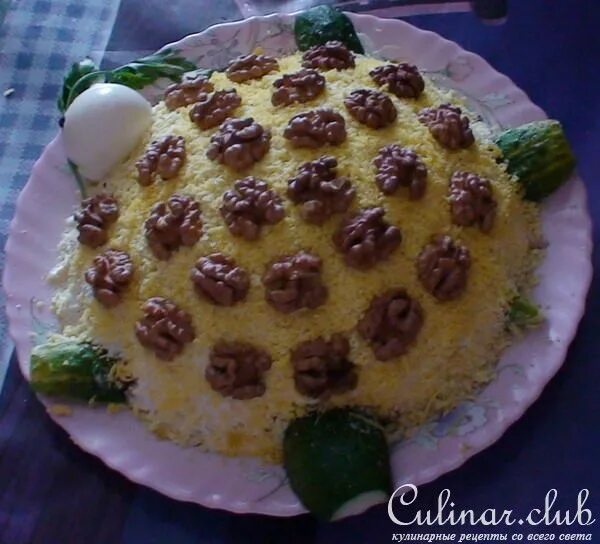 Салат черепаха с ананасом и грецким. Салат черепашка с грибами и грецкими орехами и виноградом. салат на день рождение черепашек. салат черепаха с огурцом украшена. салат на юбилей черепаха.