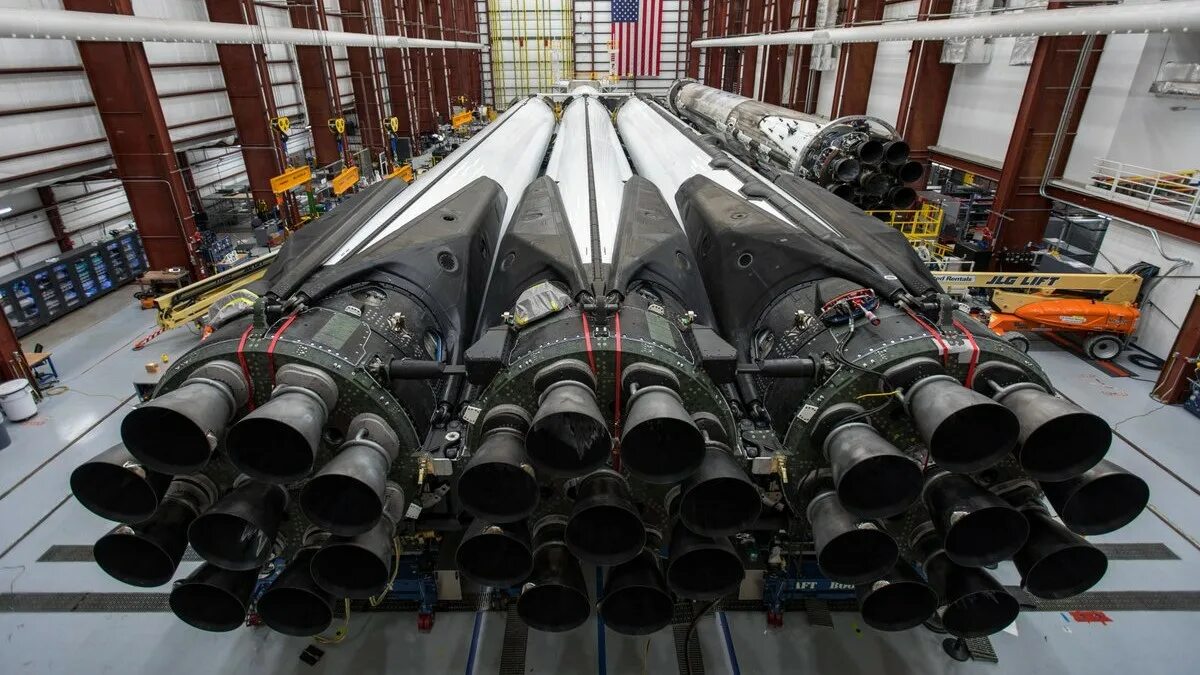 Самые мощные ракеты. Илон маск falcon heavy. Ракета spacex falcon. Ракета стоит. Самые мощные ракетоносители в мире.