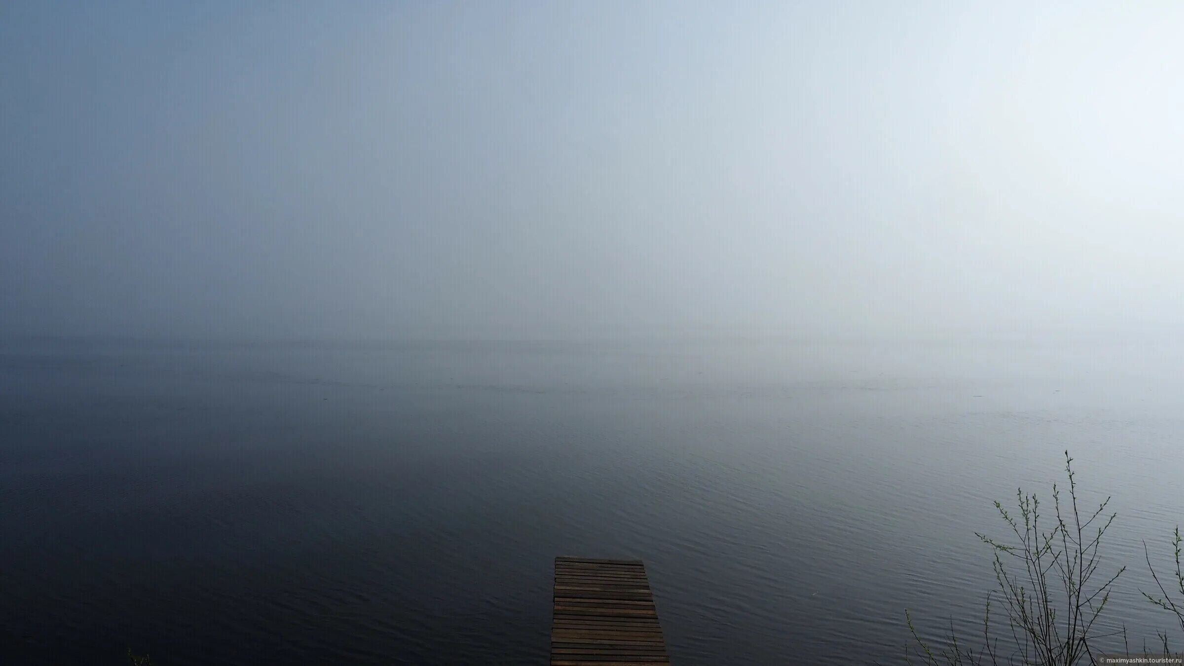 объемный туман. фигура в тумане. даже в туманные дни. туманное утро. сильный туман.