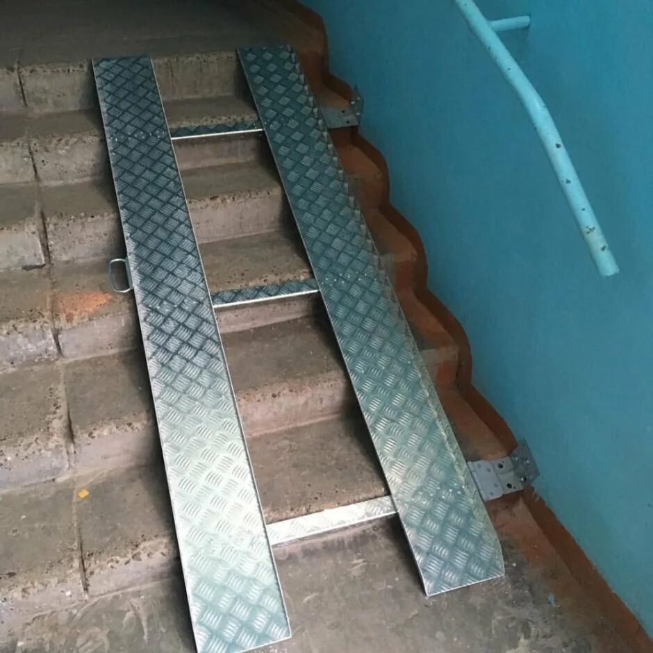 Пандус скат 7 ступеней. Пандус сп 59. Металлический пандус для мгн. Пандус приставной 9800/1,2*1,03. Спуск для инвалидов.