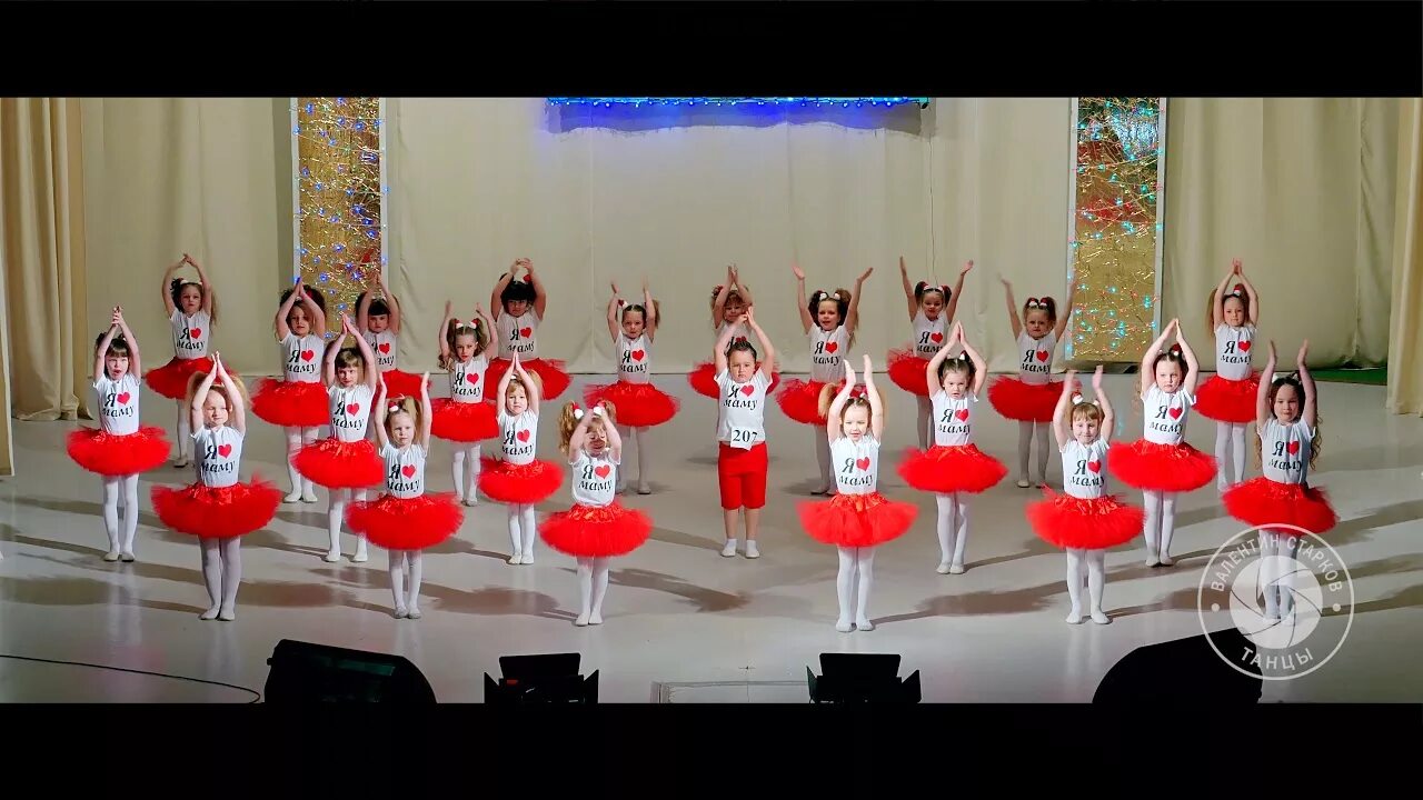 Танец моя мама лучшая на свете. Матушка танец. Мамы в танце. Танец мамочек на выпускной. Мамы в танце.