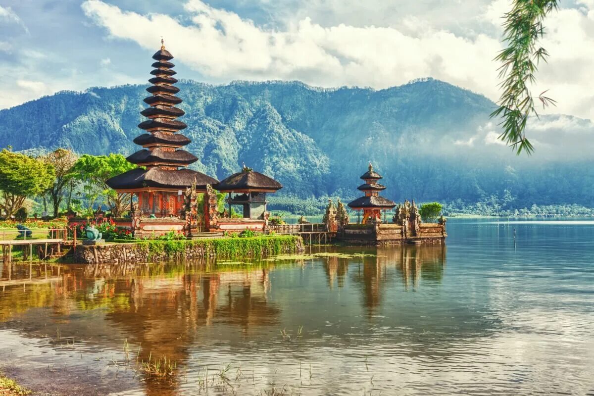Что такое индонезия. Улун дану Бали. Храм улун дану Бали. Храм улун дану братан, Индонезия. Бали (остров в малайском архипелаге).