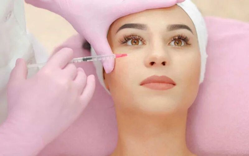Aplicação de máscara de peeling facial Foto Premium Cicatrices de acne, Tratamie