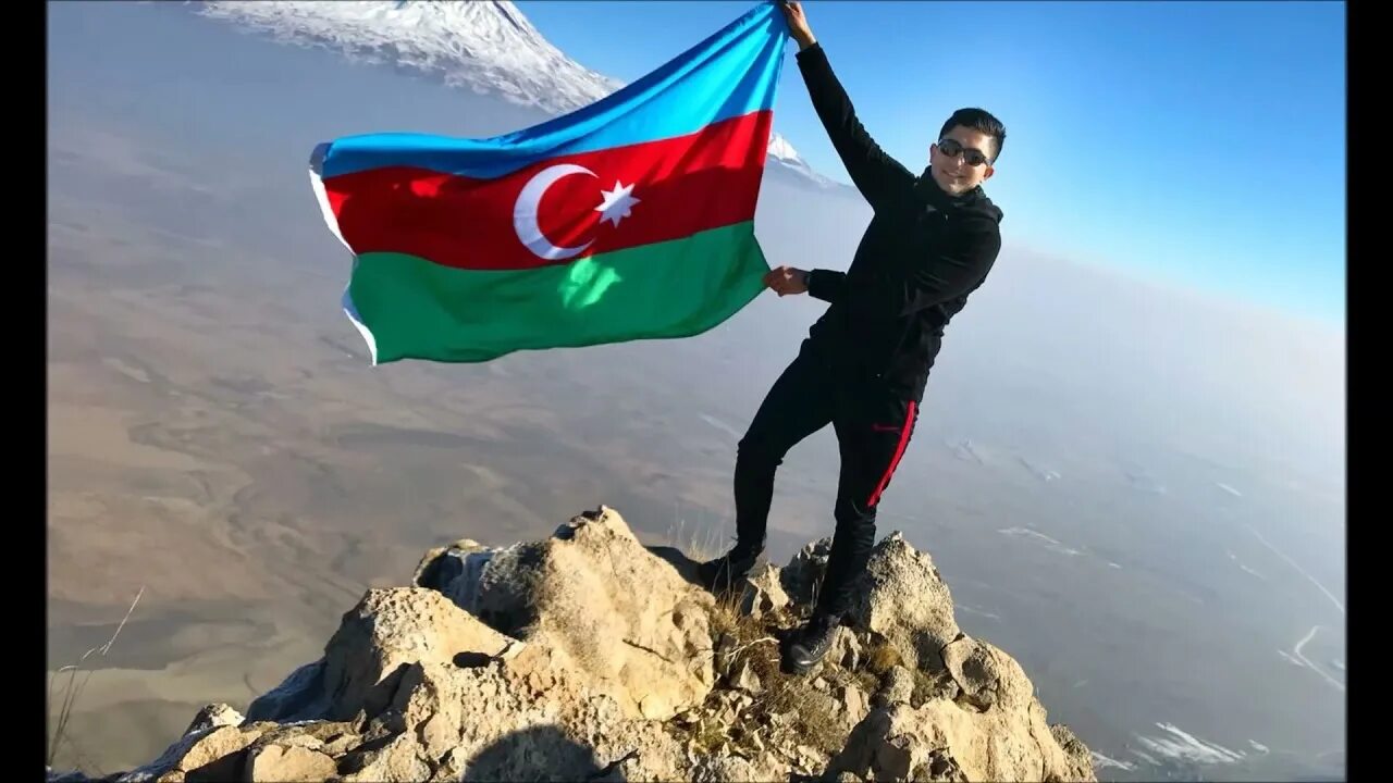 Azeri pro. Карабах бизимдир. Флаг азербайджанского Карабаха. Крутые азербайджанцы. Азербайджанцы в России.