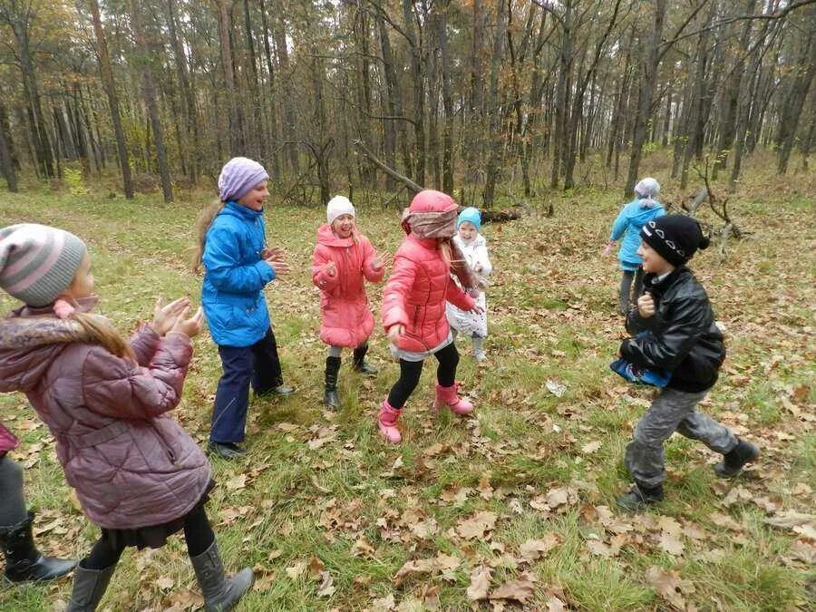 Дети с родителями играют в прятки на улице. Игра в жмурки гойя. Художник андре анри даргелас. Жмурки игра для детей. Старинная игра жмурки.