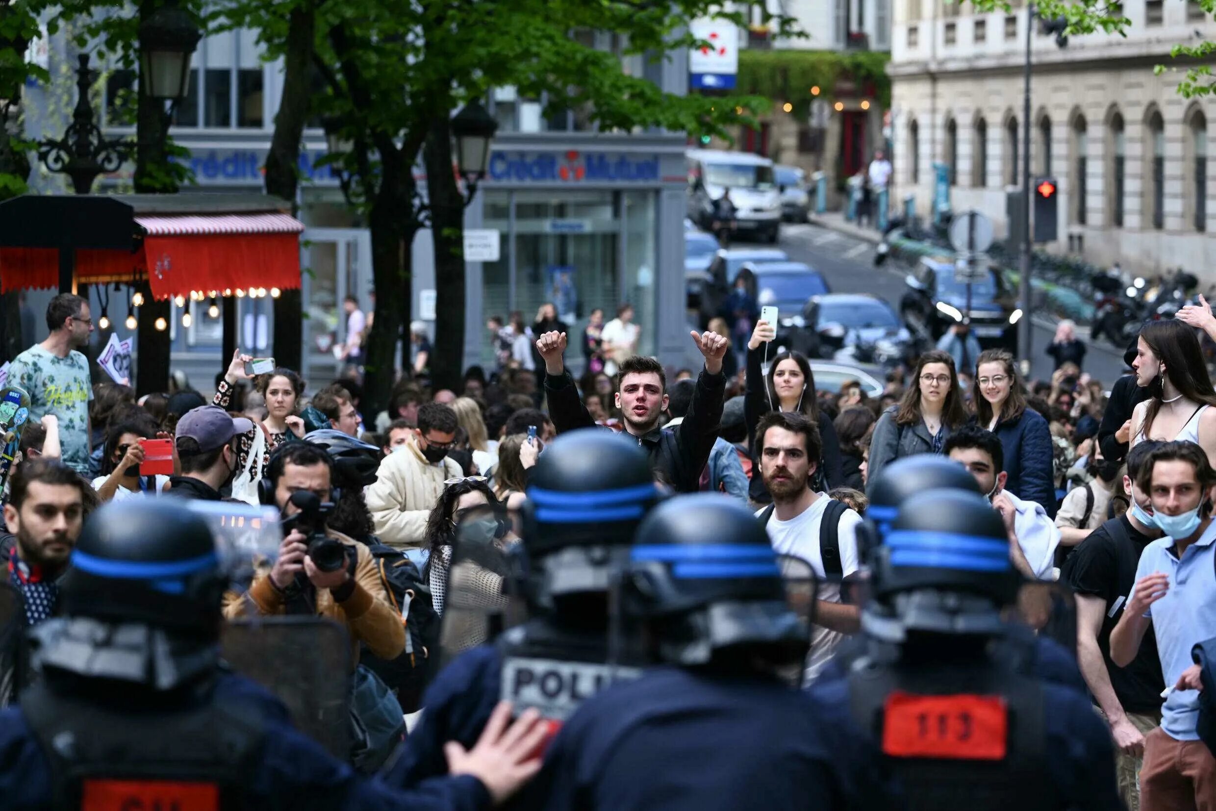 Французы сегодня. Митинги во Франции 2022. Протесты против Макрона 2022. Протесты во Франции 2023. Митинги в Париже 2022.