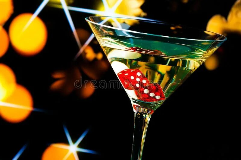 Casino cocktail. Коктейль с золотом. Коктейль в золотом бокале. Казино коктейль. Коктейли фон с боке.