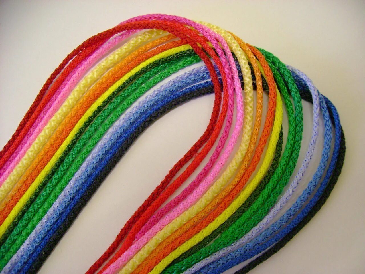 Т д нити. Разноцветные нитки. Плетение шнура. Разноцветные веревочки для плетения. Декоративный шнур.