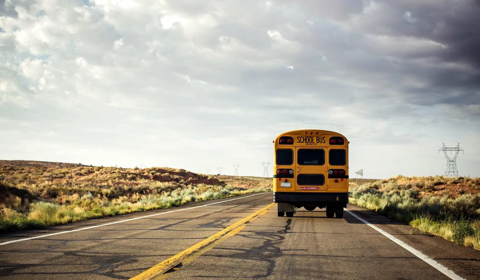 Автобус едет в горы. Американский школьный автобус. Автобус на дороге. Школьный автобус на дороге. Жёлтый школьный автобус.