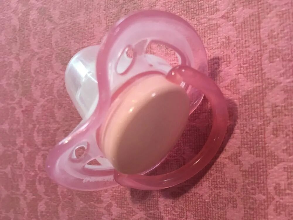 Младенец с пустышкой. Малыш с пустышкой. Мальчик с соской. Что делать если не берет соску. Соска.