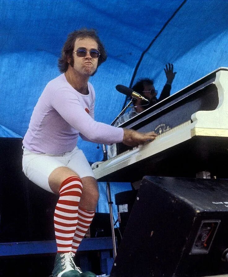 Elton john rock. Элтон Джон 1972. Элтон Джон в молодости. Элтон Джон на сцене. Элтон Джон в молодости на сцене.