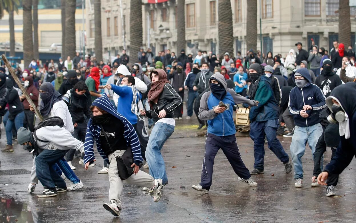 Толпа массовые беспорядки. Общественные беспорядки. Поведение митинге