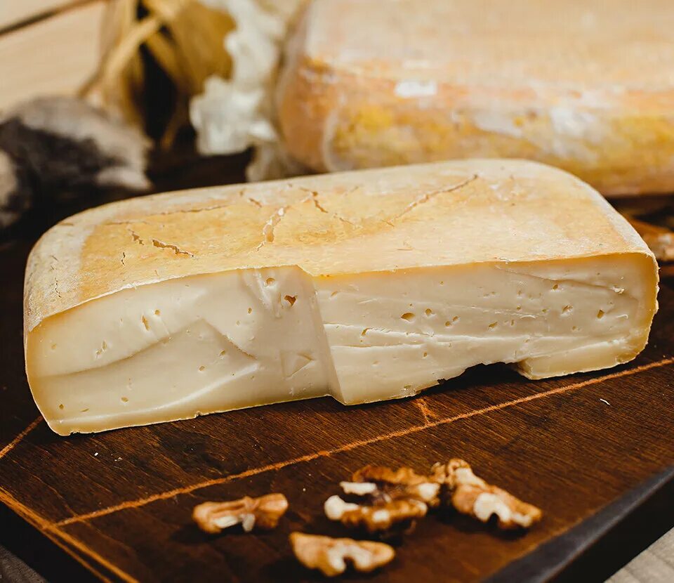 Сыр воняющий. Таледжио сыр. Сыр Таледжио в Италии. Таледжио Бьянко. Тревизо сыр.