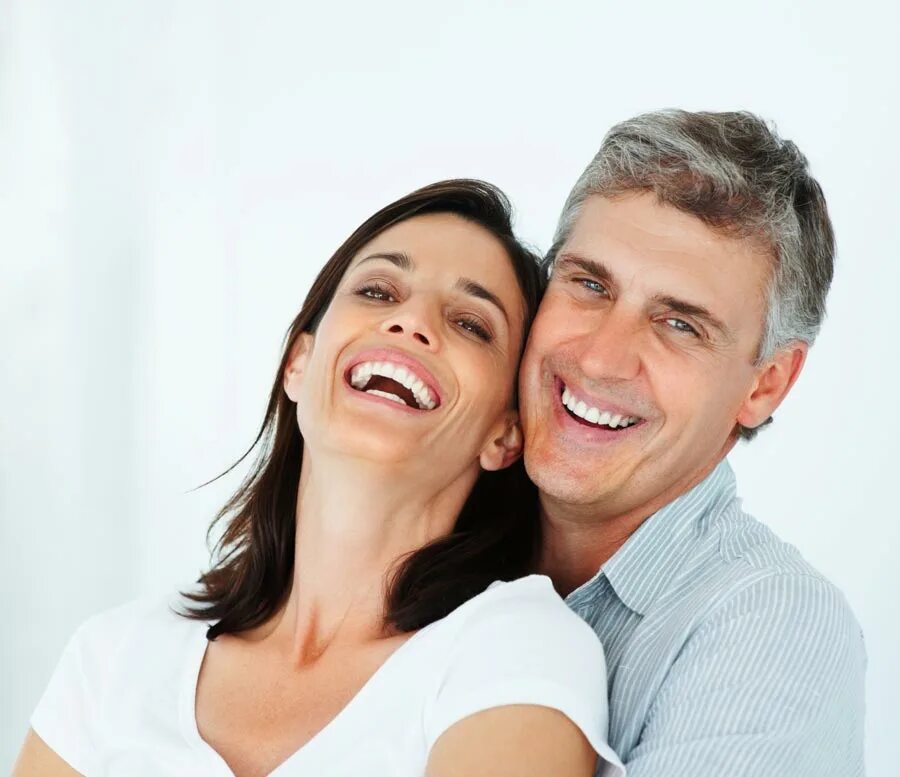 Отношения после 30 лет. Мужчина и женщина улыбаются. Мужчина улыбается. Взрослые улыбаются. Улыбка мужчина и женщина.