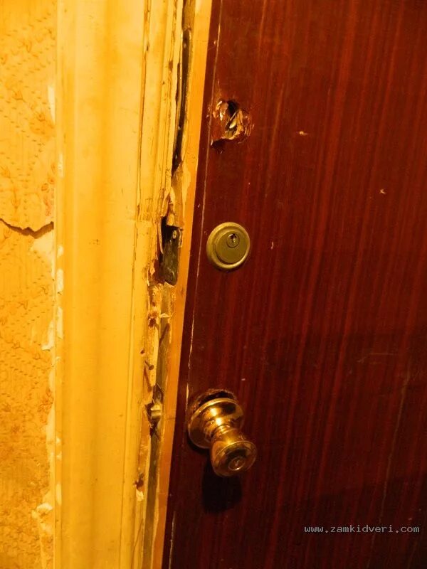 Сломать железную дверь. Поврежденная входная дверь. Выбитая входная дверь. Старая дверь в квартиру. Следы взлома двери.