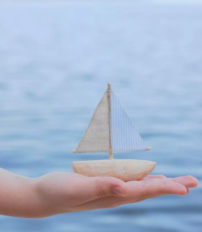 Кораблик. Маленький корабль. Бумажный кораблик в море. Кораблик в море.
