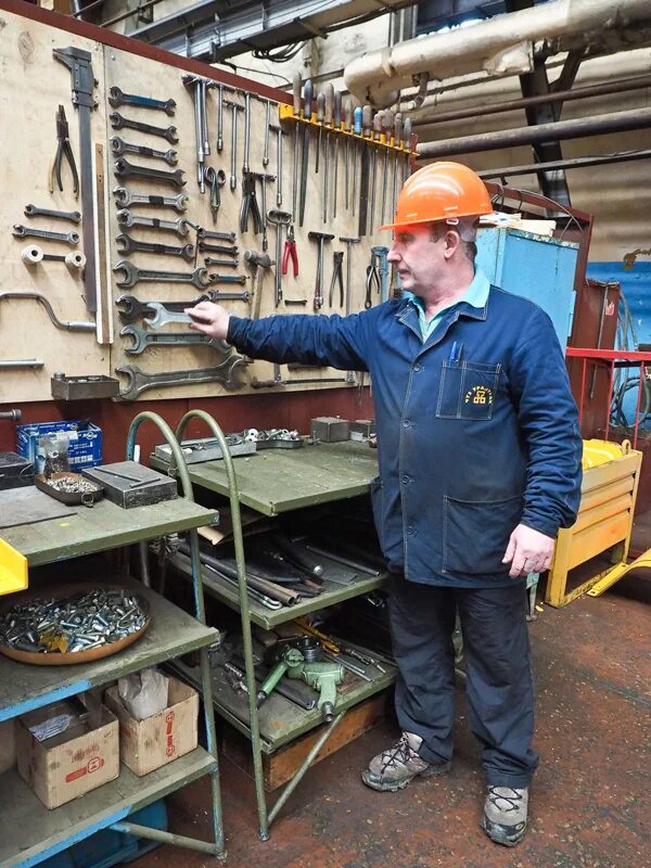 директор завода чтз в челябинске. контролер строительных изделий и материалов. чебоксарский трубный завод цех. женщина на заводе. работа для женщин чтз.