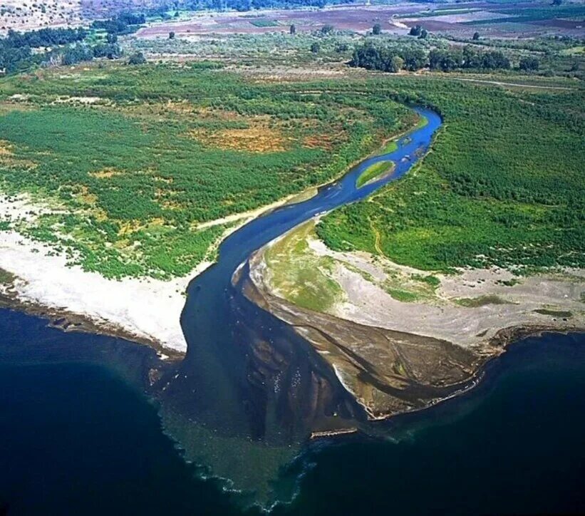 Река россии впадающая в два моря. Устье реки Иордан. Эстуарий Геология. Волга Устье эстуарий. Дельта реки Иордан.