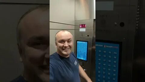Поднимаясь в скоростном лифте