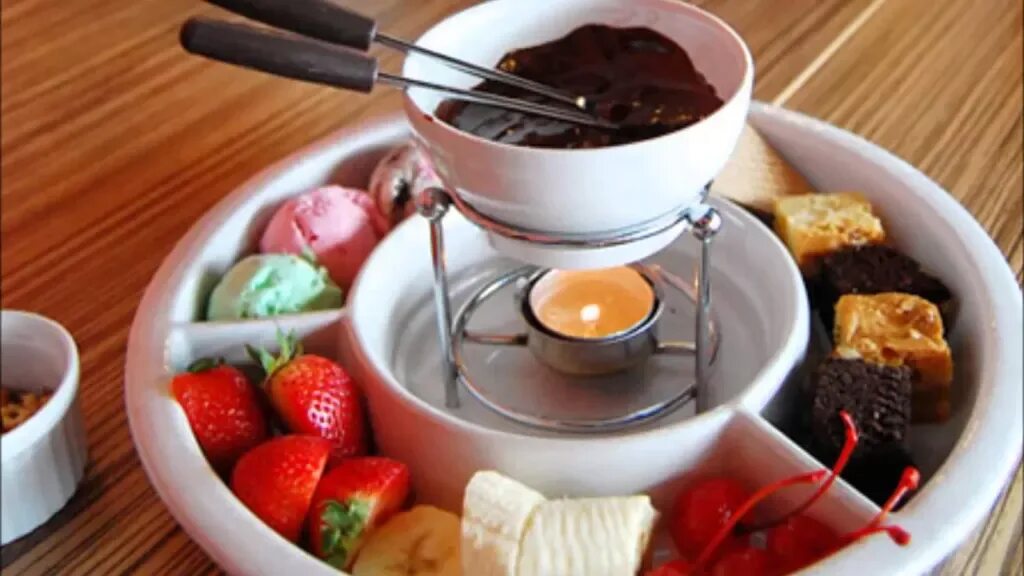 Fondue Шоколадница. Шоколадное фондю в фондюшнице. Шоколадное фондю с фруктами. Шоколадница фондю.