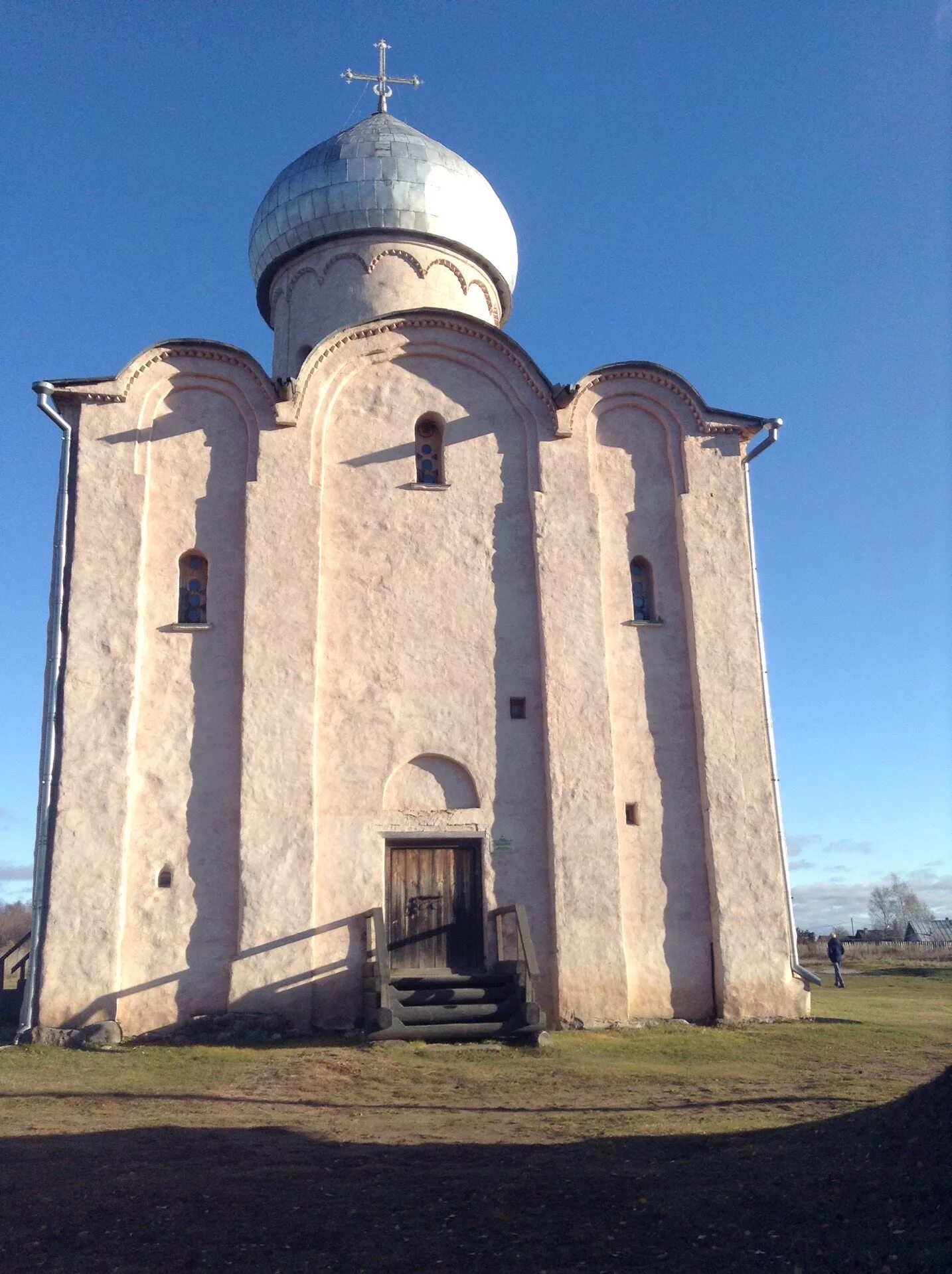 3 церковь спаса на нередице. Храм спаса на нередице в новгороде. спас на нередице церковь близ новгорода. церковь спаса преображения на нередице в новгороде. спасо-преображенский храм на нередице.