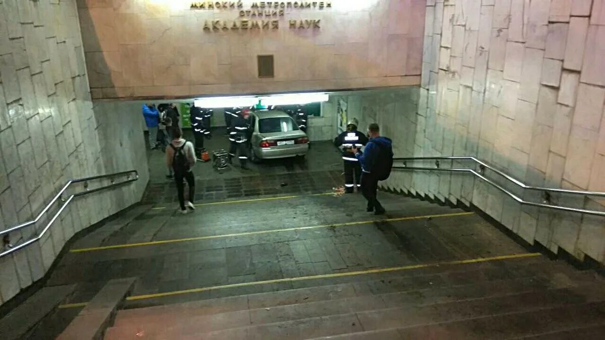 Машина въехала в переход. Переход в метро. машина заехала в метро. подземный переход минск. машина на переходе.