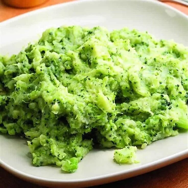Картофельное пюре с брокколи. Пюре из картофеля и брокколи. пюре из капусты брокколи. пюре из брокколи на гарнир.